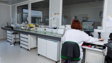 Vue de la salle d''immuno sérologie du laboratoire départemental de l'Aude